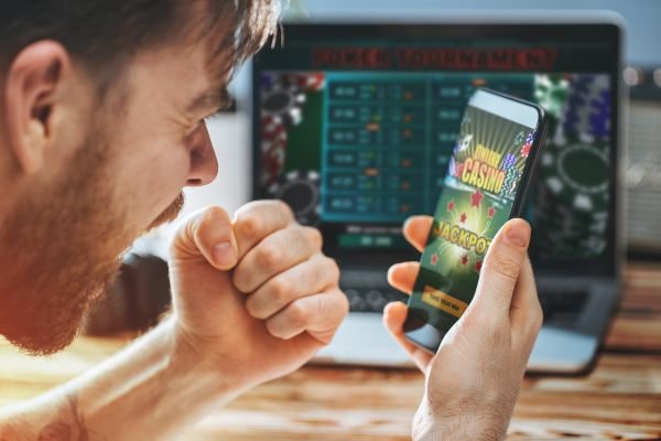 ufa747 မြန်မာ ကစားသူများ အကောင့်ဖွင့်ပြီး Live Casino ကစားနေသောမြင်ကွင်း