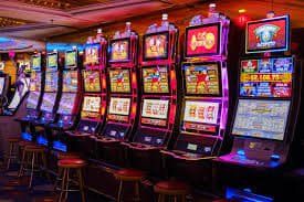ufa747 ပလက်ဖောင်း Mobile App နှင့် Desktop Browser ဖြင့် Online Casino ကစားနေသောမြင်ကွင်း